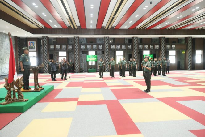 
					Wakil Kepala Staf TNI AD Terima Laporan Kenaikan Pangkat 12 Perwira Tinggi