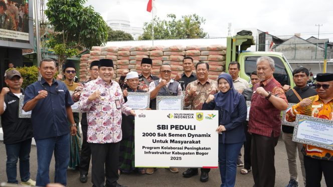 
					Pj. Bupati Bogor Serahkan 400 Sak Semen untuk Sarana Umum dan Desa Wisata di Cisarua