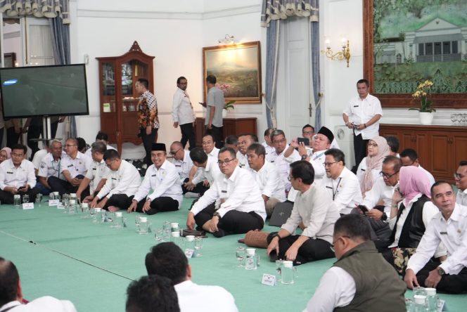 
					Sekda Bogor Hadiri Rakor Program Strategis Jawa Barat 2025 di Bandung