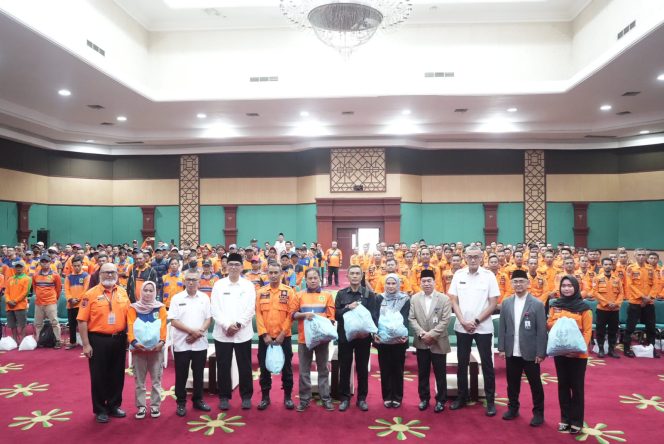 
					Petugas Lapangan Terima Bingkisan dari Bupati Bogor, Bentuk Penghargaan atas Pengabdian