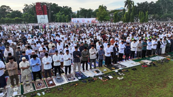 
					Ribuan Warga Bogor Laksanakan Shalat Idul Fitri Bersama Bupati dan Wakil Bupati di Lapangan Tegar Beriman
