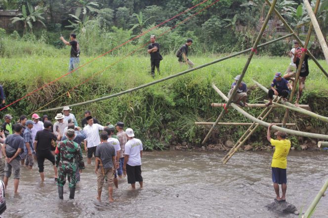 
					Jaro Ade Tinjau Lokasi Pembangunan Jembatan Cihideung–Petir, Prioritaskan Akses Pendidikan dan Ekonomi Warga
