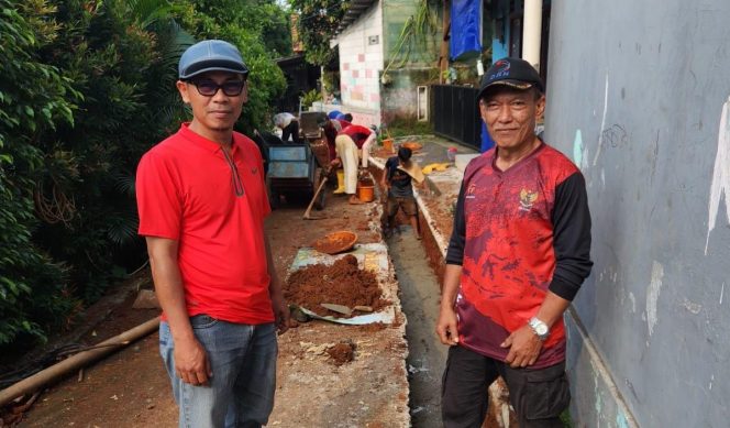 
					Tingkatkan Kualitas Lingkungan, LPM Cirimekar Bangun Drainase dan Jalan Beton