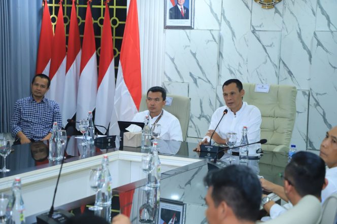 
					Jaro Ade Pimpin Rapat Percepatan Pengadaan Tanah Jalan Tambang dan Jembatan Leuwiranji