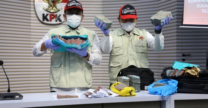 
					OTT KPK di Rejang Lebong: Bupati dan Empat Orang Jadi Tersangka Dugaan Suap Proyek