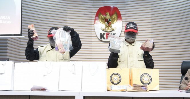 
					KPK Tangkap Bupati Cilacap dalam Kasus Dugaan Pemerasan THR, Uang Setoran Capai Rp610 Juta