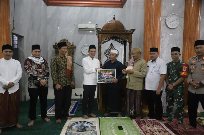 
					Tarawih Keliling di Sukaraja, Wabup Bogor Jaro Ade Ajak Warga Doakan Pemimpin dan Dorong Prioritas Tenaga Kerja Lokal
