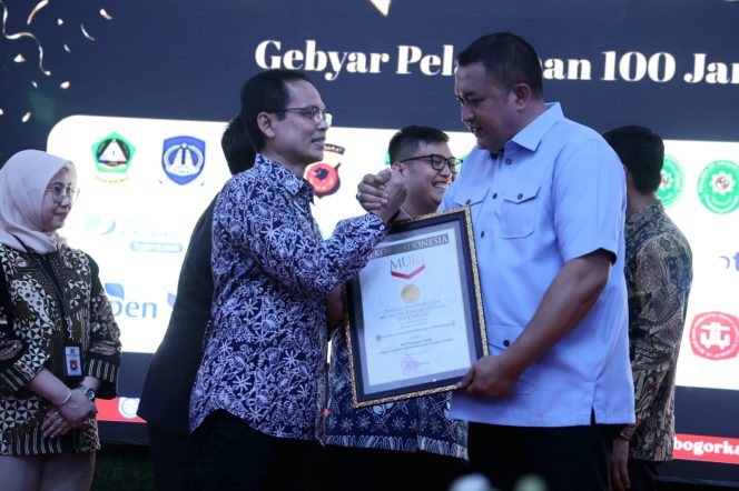 
					Bupati Rudy Susmanto Antar Kabupaten Bogor Raih Rekor MURI Lewat Pelayanan Publik Nonstop 100 Jam