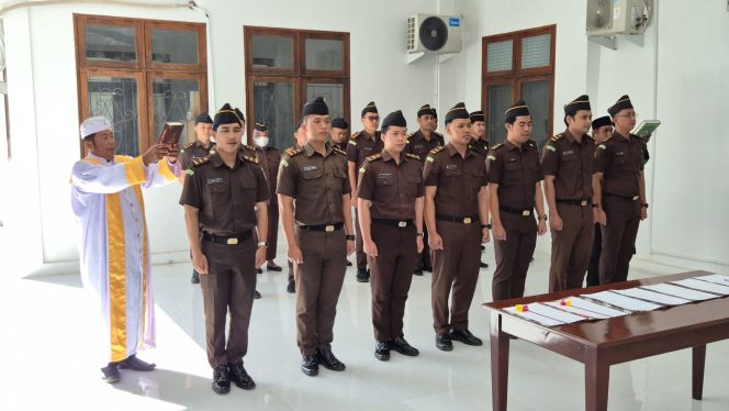 
					Pelantikan dan Pengambilan Sumpah PNS Digelar di Kejari Buru, Junjung Integritas dan Profesionalisme