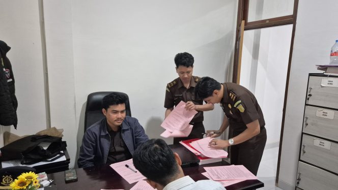 
					Kejari Buru Terima Tahap II Kasus Dugaan Penggelapan Dalam Jabatan, Tersangka Sumardin Alias Dino Segera Disidangkan