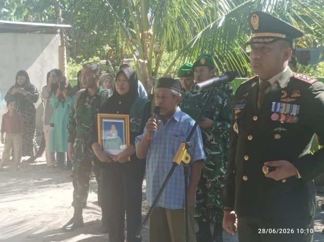 
					Dandim 1506 Letkol Inf Heribertus Purwanto, S.I.P., M.I.P. Pimpin Upacara Pemakaman Sertu Anwar Ahmad di Rumah Duka Ubung Namlea