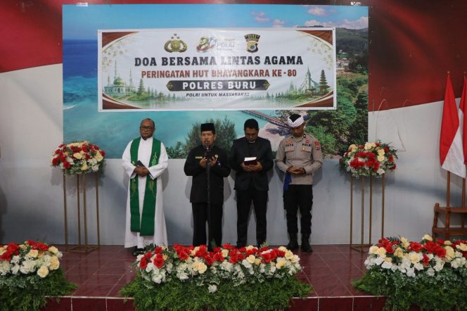
					Doa Lintas Agama Warnai HUT Bhayangkara ke-80, Pesan Kapolres Buru Jadi Sorotan