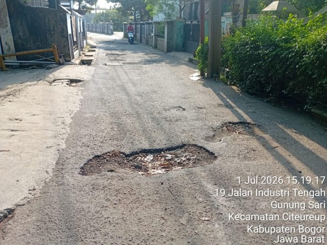 
					Lapor Pak Bupati! Jalan Bankeu Rp600 Juta di Desa Gunung Sari Rusak Diduga Tak Sampai Dua Tahun, Warga Pertanyakan Kualitas Proyek
