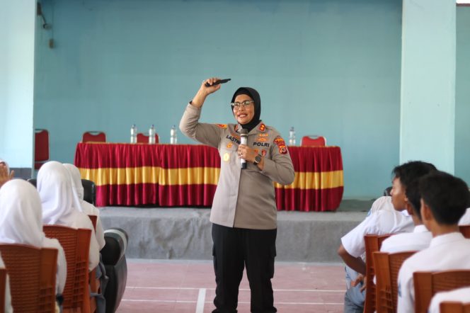 
					Kapolres Buru turun langsung dalam program Polisi Mengajar, Tanamkan Kesadaran Hukum dan Hentikan Kekerasan Perempuan dan Anak Sejak Dini di Sekolah