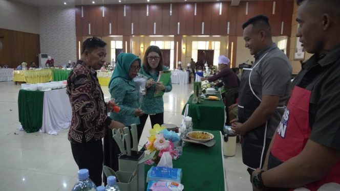 
					Dandim 1506/Namlea Raih Juara I, Lomba Masak Ikan Kuah Kuning HUT KE-27 Kabupaten Buru