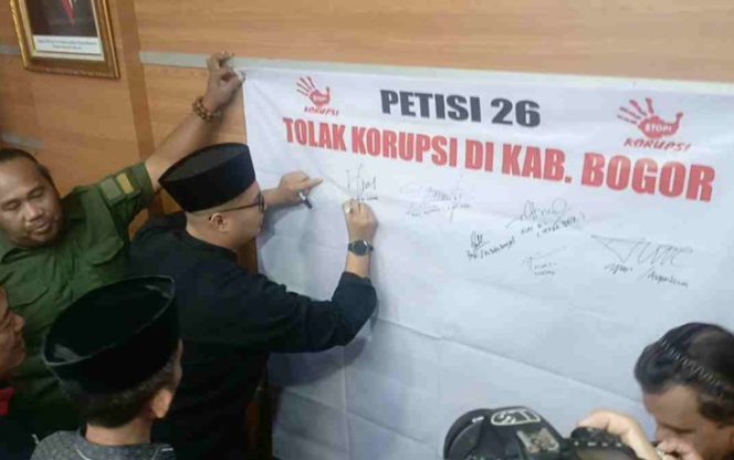 
					Ketua DPRD Kabupaten Bogor Sastra Winara Teken Spanduk PETISI 26 Tolak Korupsi